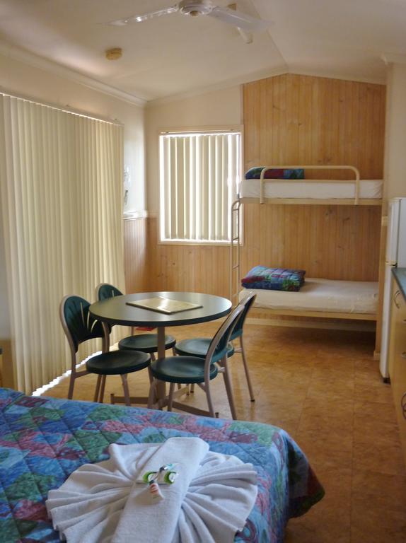 Roma Big Rig Tourist Park Hotel ภายนอก รูปภาพ